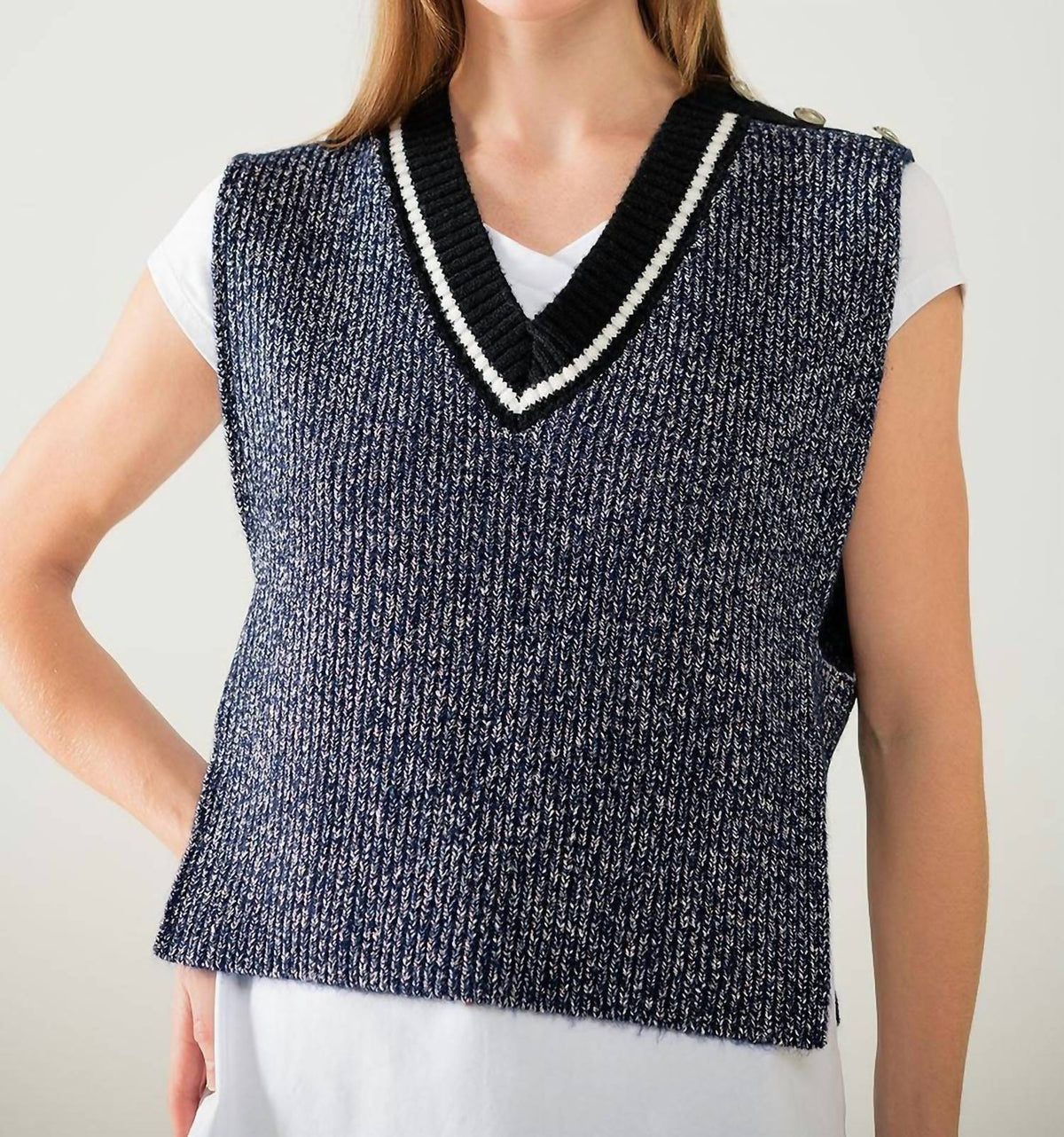 Q2 - V-neck Knitted Vest With Open Side