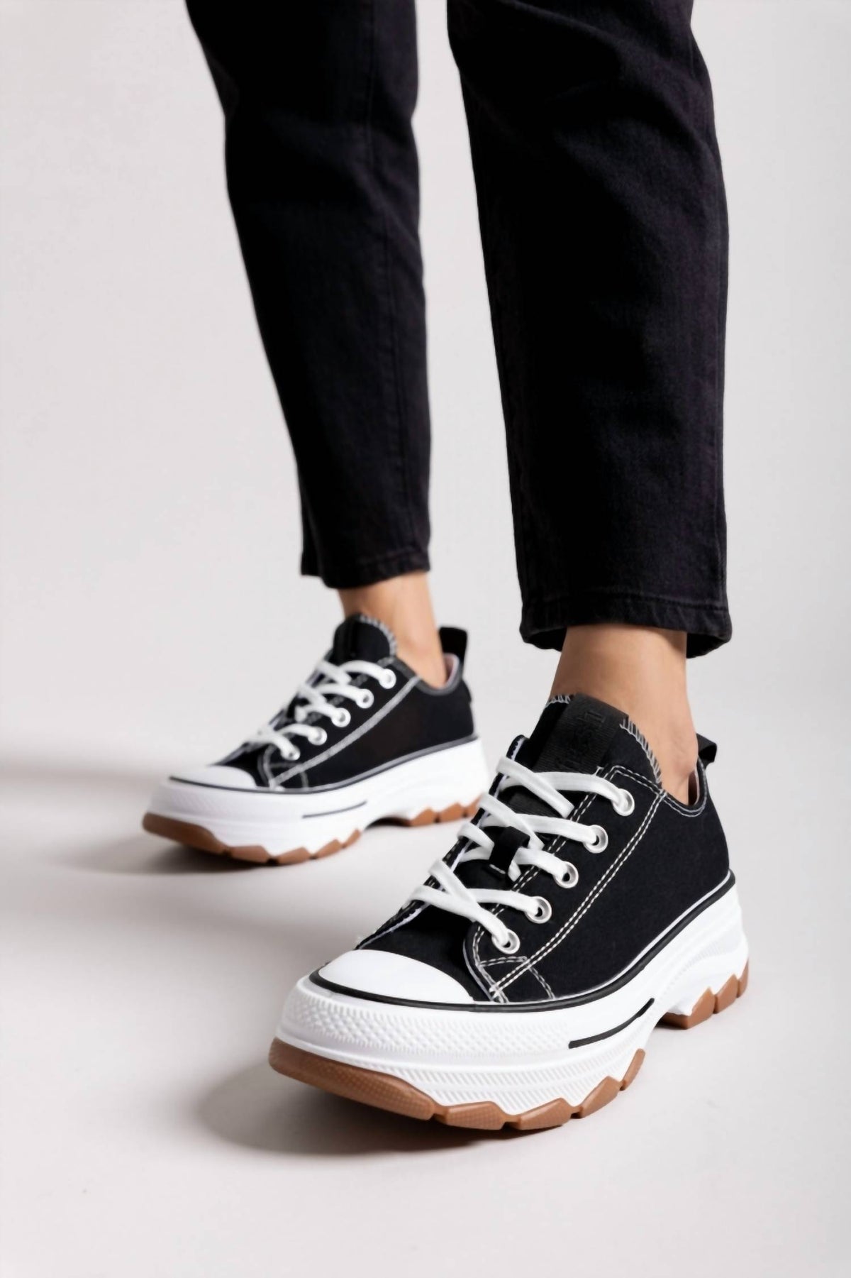 Refresh - Women's Canvas Sneakers