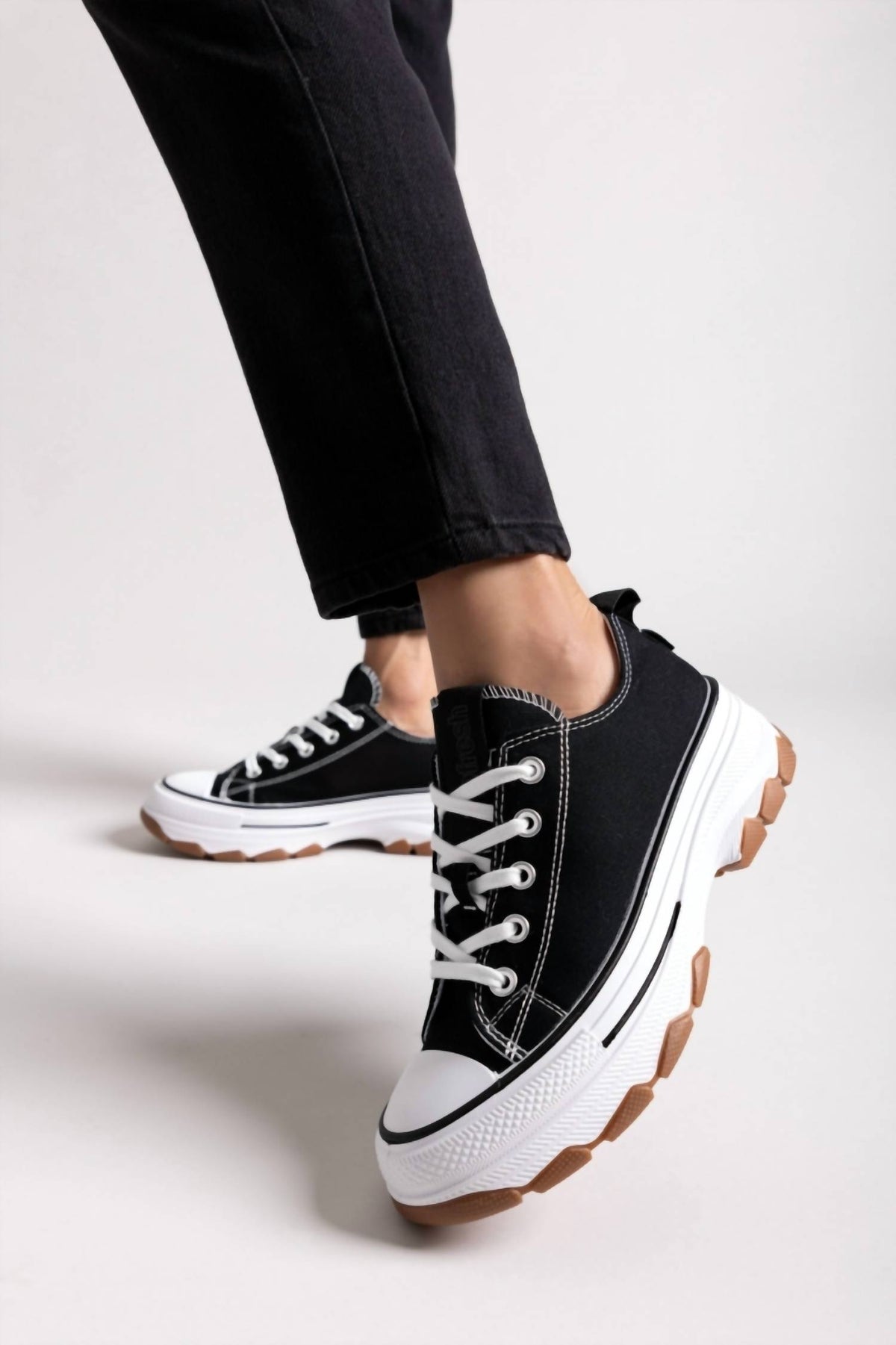 Refresh - Women's Canvas Sneakers