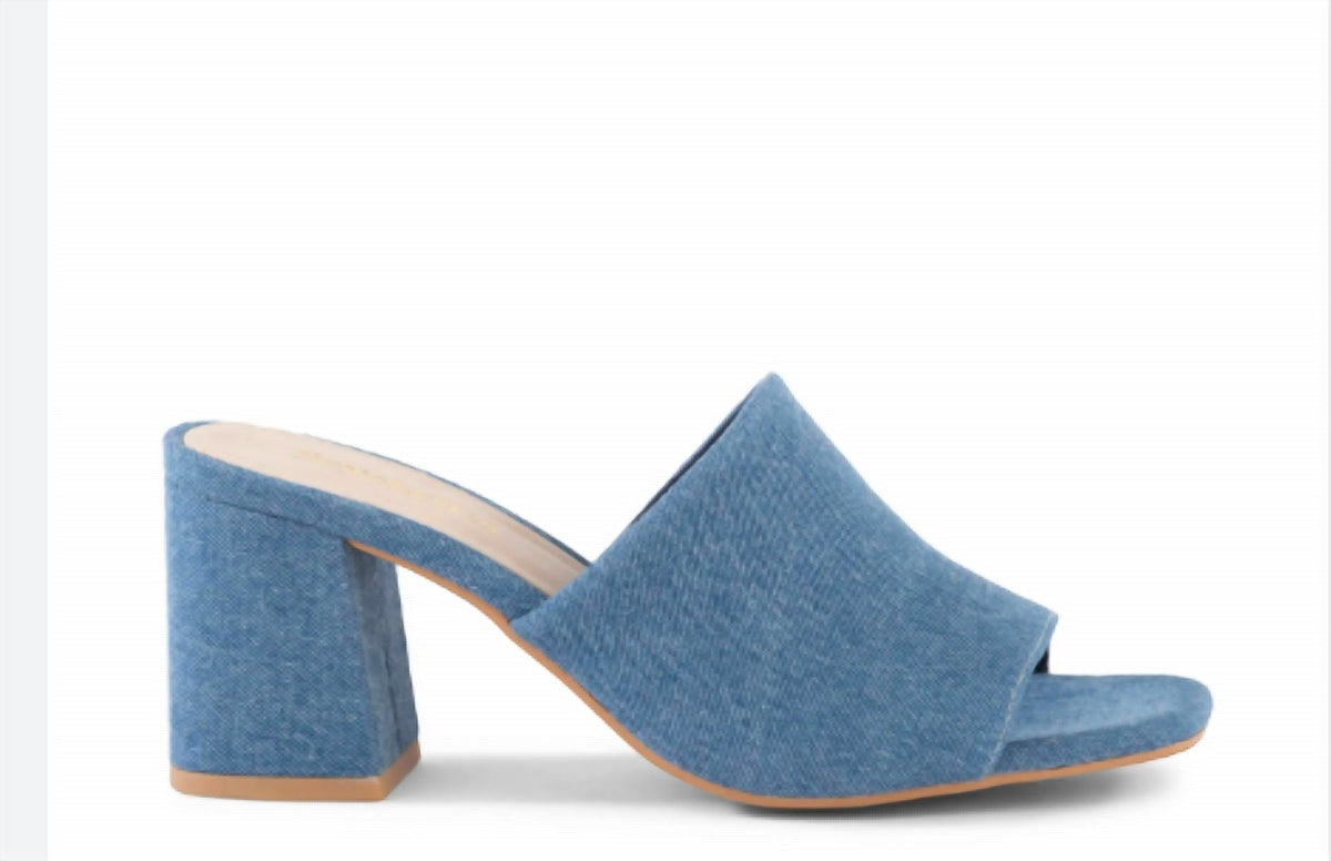 Seychelles - women adapt sandal