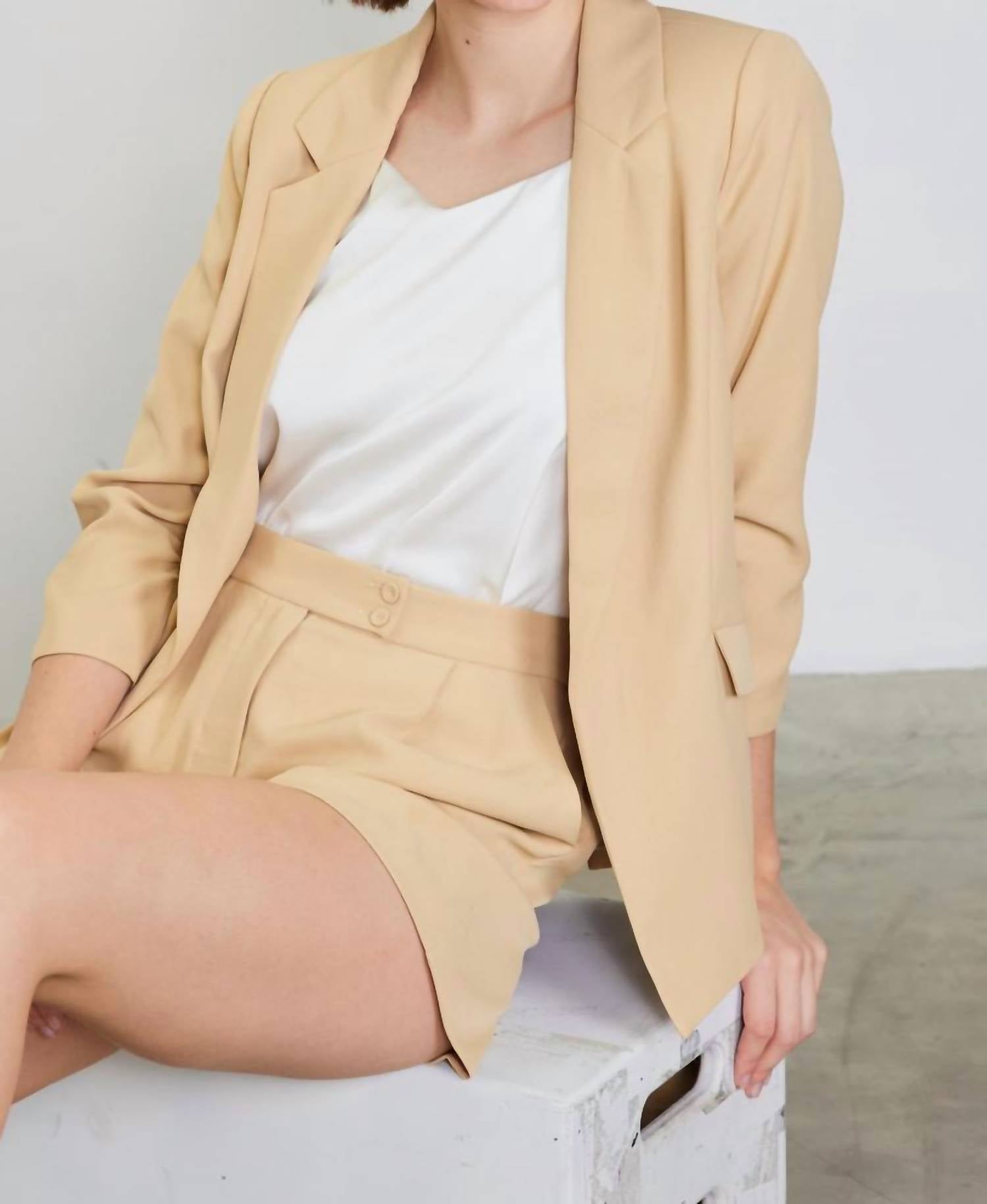 Skies Are Blue - SHIRRED SLEEVE BLAZER - beige - 