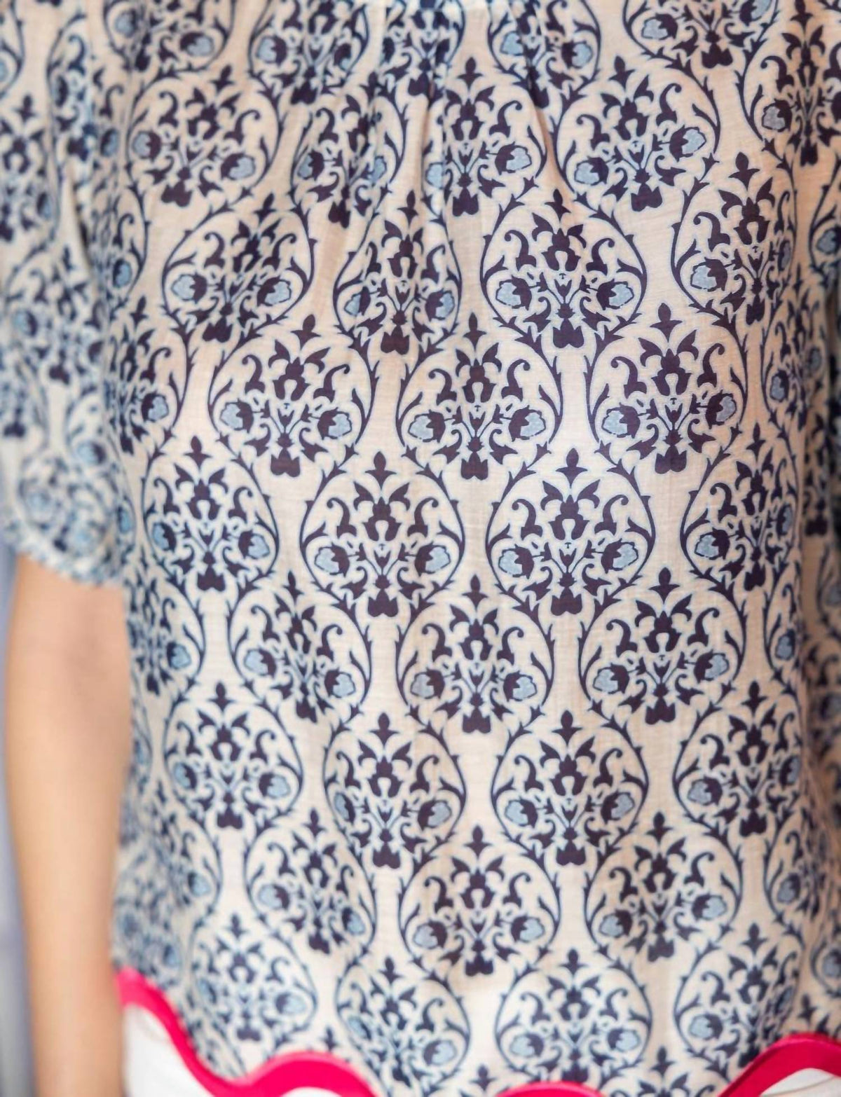 Voy - Wavy Contrast Hemline Short Sleeve Printed Top