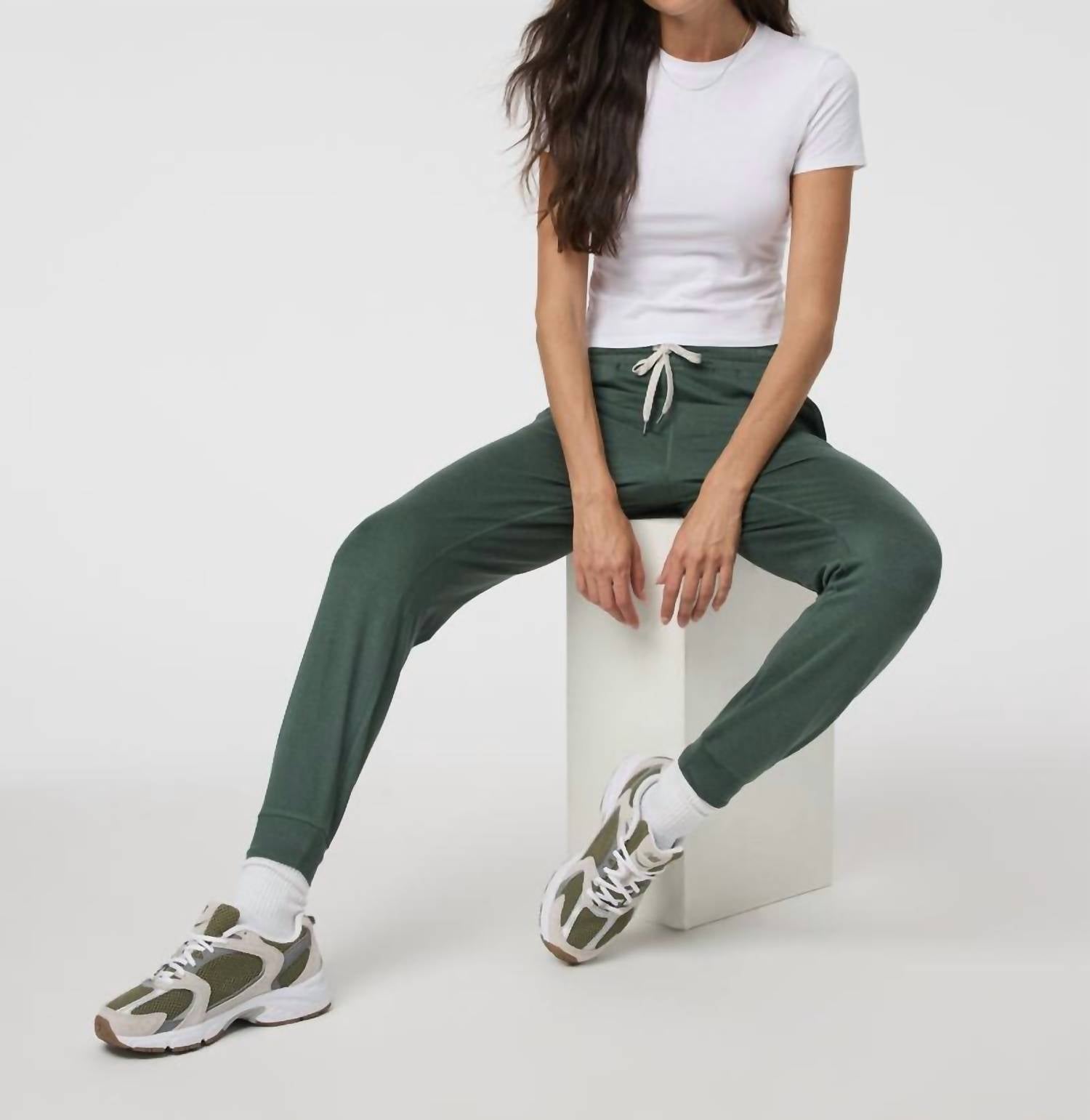 Vuori - Performance Jogger - clothing - green - joggers